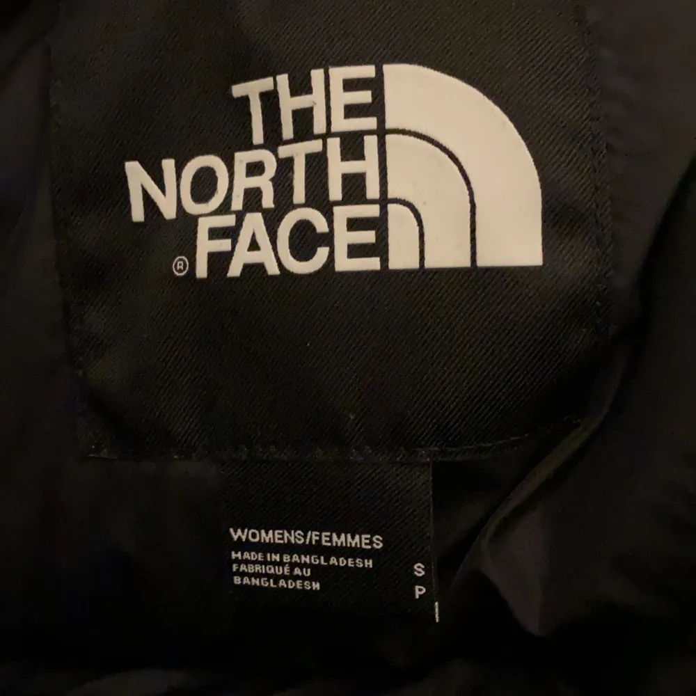 En north face jacka som tyvärr är för liten för mig, är i bra skick och inga hål. Storlek S. Jackor.