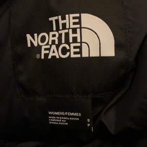 En north face jacka som tyvärr är för liten för mig, är i bra skick och inga hål. Storlek S