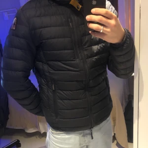 Parajumper Super Light Weight dunjacka i mörkblå Strl:L - Säljer nu min Parajumper Super Light Weight som är i gott bruksskick. Jackan är inte ny men enligt mig inget man lägger märke till från utsidan:) Ena innerfickan har lossnat i övre kant, men det är absolut inget man lägger märke till eller stör sig över. Super fin vårjacka till ett extremt bra pris. Köpt på NK i Stockholm😀