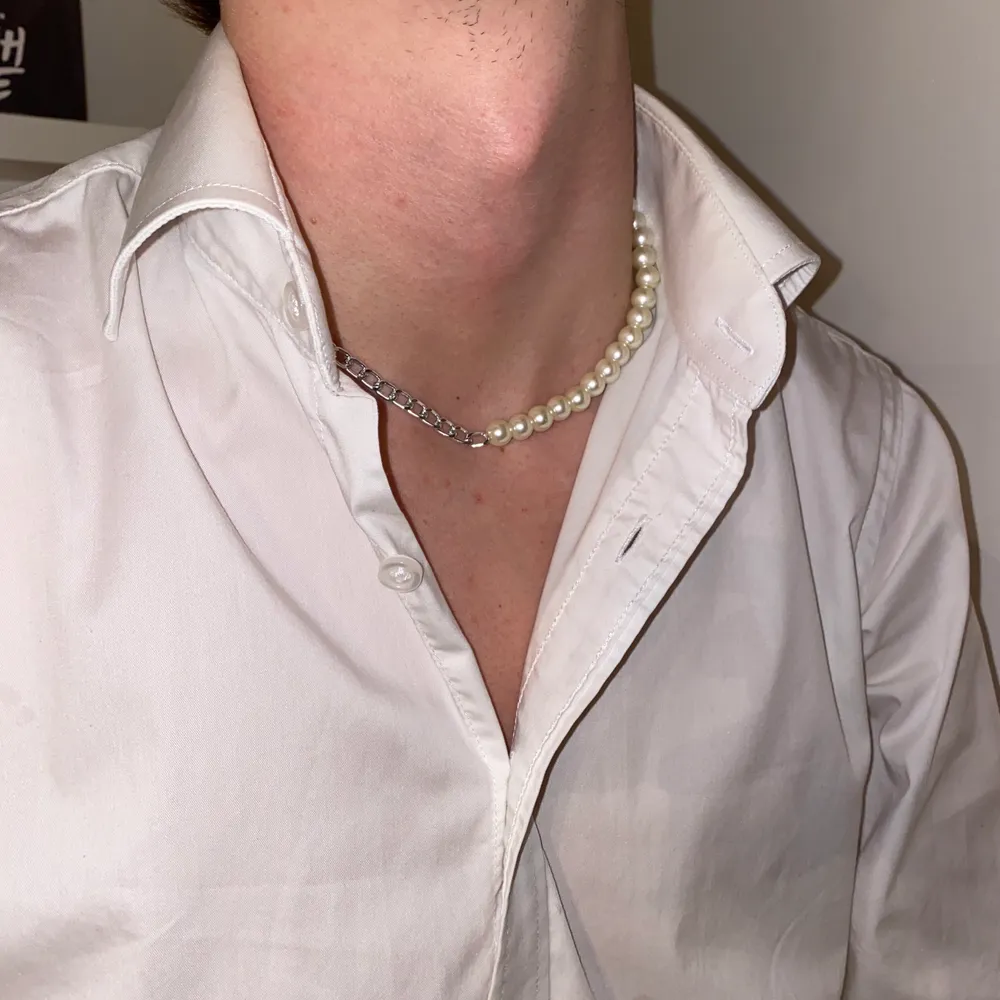 Halsband med pärlor och silvrig kedja! 🤍 Nickelfritt och ca 40cm. 115 kr inklusive frakt 🚚  Fler bilder på Instagram: Chainz.uf😋💕. Accessoarer.