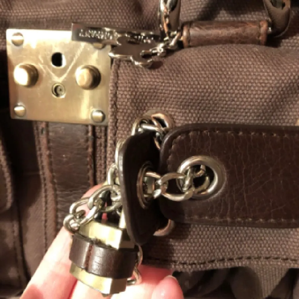 brun, ascool handväska med y2k vibes. kan skicka fler bilder vid intresse. Väskor.