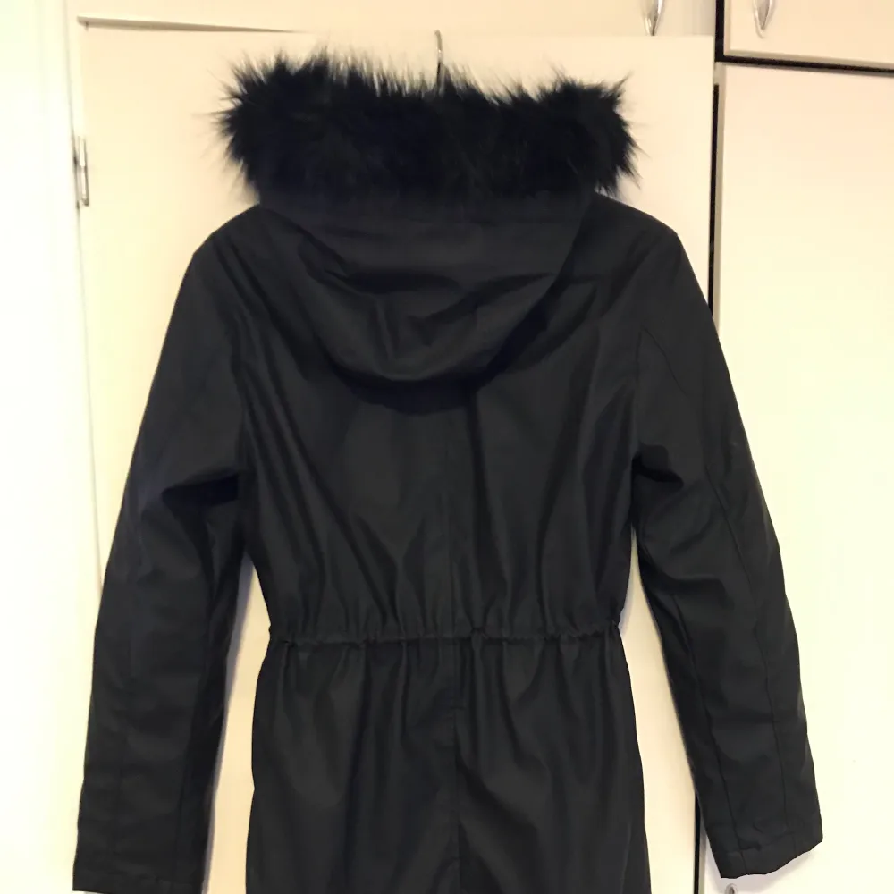 black coat with fur hat  size 32-34. Jackor.
