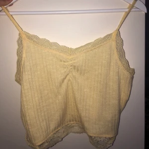 Gult linne - Jättefint och gulligt gult linne ifrån new yorker, knappt använt då jag köpte de i slutet utav sommaren och sen har de inte kommit till användning. Stl M men passar både xs och S, beror på hur man vill att de ska sitta för linnet är ganska kort! 💛💛