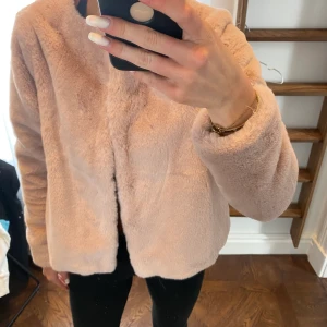 Päls jacka HM - Gullig jacka till våren, fin ljus rosa färg. Passar xs-m