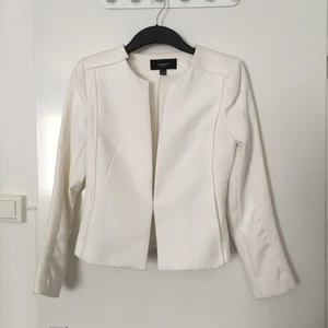 Kavaj S - Garderobrensning!! Stl S. Från Mango. Färg: white/Off-white. Har 2 fickor. Mkt bra skick! Behöver tvättas. Finns i Hässelby