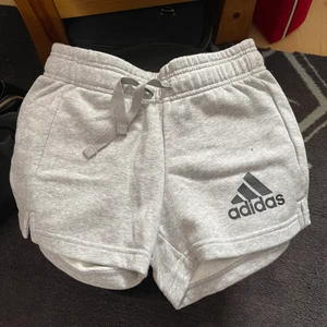 Adidas - Mjuka shorts med snörning nyskick 