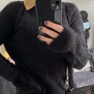 Lurvig sweatshirt - Superskön, lurvig svart sweatshirt som är näst intill oanvänd!💞 Storlek XS, men skulle säga att den sitter mer som en S! 