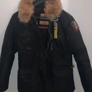 Parajumper jacka - Säljer min parajumper jackan då den har blivit för stor men passar även storlek 36, har knappt använt den bara några fåtal gånger då det har varit riktigt kallt, den är i väldigt fint skick. Kvittot finns tyvärr inte men serienummeret finns på bilden, billigare vid snabb affär. 