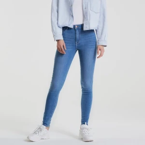 Slim jeans - Säljer mina slim jeans då dom blivit för små. Köpte dom förra året för 300 mitt pris e 80. Storlek S❤️
