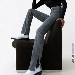 Zara slits - Gråa jeans från zara med slits, endast testade så i nyskick. Be om fler bilder privat 