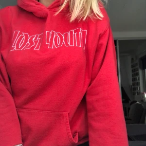 Röd hoodie - Röd hoodie i strl S från Forever 21, den är lite oversize. Jag har klippt av mudden längs med på tröjan samt vid handlederna då den satt snyggare då:)