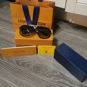 LV solglasögon - LV solglasögon med LV påse, fodral och certifikat medföljer! Endast prövade och inte använda. Passar både kvinna och man 💜 skickar med spårbar om man vill ha dom postade! 