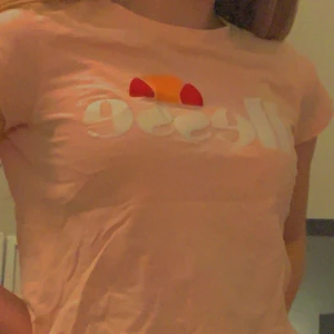 En ellesse tröja! Jätte fin endast använd 1-2gånger säljer på grund av för liten! - En ellesse tröja! Jätte fin endast använd 1-2gånger på grund av för liten säljer jag den ❤️❤️🥰