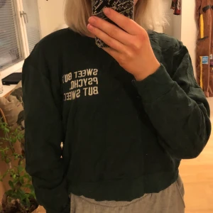 Sweet but psycho - Säljer denna skogsgröna tröja från pull&bear. Storlek S.
