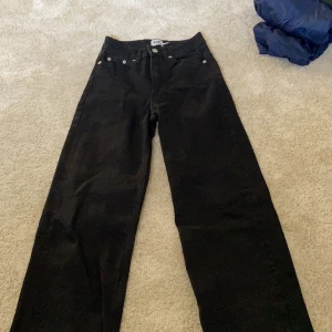 Moderna jeans - Jättesnygga vida jeans. Säljs för dem inte kommer till användning. Hör av er om ni undrar något!