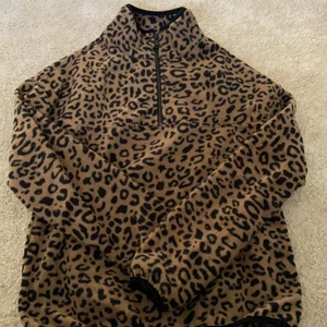 Leopard tröja  - Jättemysig tröja ifrån New yorker. Säljs för dem inte kommer till användning. Hör av er om ni undrar något!