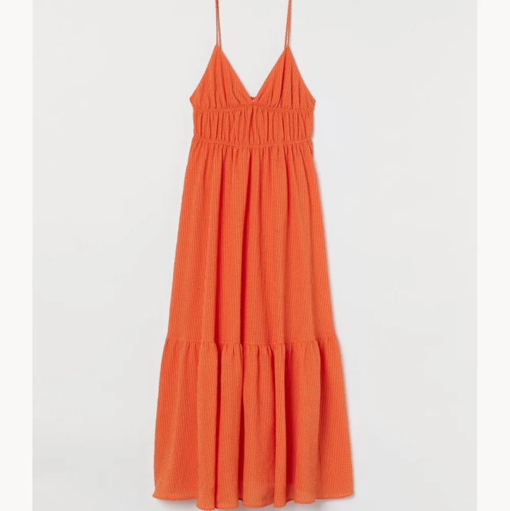 Söker denna orangea klänningen från hm, gärna storlek 36-40, men spelar inte så stor roll. ☺️💕. Klänningar.