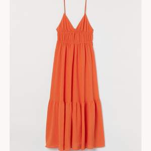 Söker denna orangea klänningen från hm, gärna storlek 36-40, men spelar inte så stor roll. ☺️💕