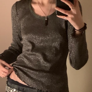 Grå/grön Glittertröja - Glittertröja i storlek M som jag hittade på second hand men som tyvärr är lite för stor för mig så tänkte den skulle få hitta en ny ägare☺️✨