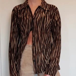 Mesh Vintage Skjorta/Blus - 🌏💕JAG BJUDER PÅ FRAKT💕🌍 Super fin blus i en blandning av mesh material som är lite insydd i midjan. 70-tals vibe som blir skit snygg till ett par bootcut. Köp på Depop och säljer eftersom den inte satt som jag föreställde mig. Skriv till mig om du undrar något eller vill komma med eget prisförslag :) OBS! Inte mina bilder, förra ägaren som är en S