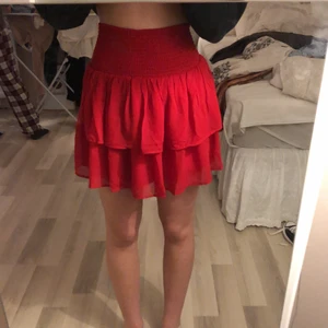 Volange kjol - Väldig fin volange kjol i färgen röd. Endast använd en gång. ✨✨