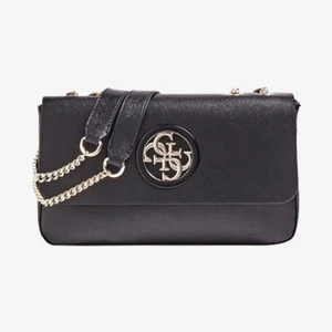 Axelremsväska  - Fin Axelväska från märket Guess! Använd en sommar, fortfarande inget fel på den! Inköpt för 1304kr .💕 Säljer för  480+frakt💓💓 skriv privat för frågor🥰