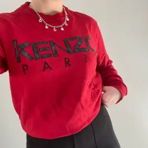 Säljer en röd kenzo tröja i storlek S. Säljs för 600kr+frakt. (Unisex)
