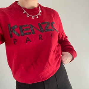 Röd kenzo tröja  - Säljer en röd kenzo tröja i storlek S. Säljs för 600kr+frakt. (Unisex)