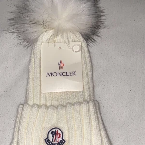 Moncler  - Moncler mössa helt ny aldrig använd med etikett. Storlek S. Akopia 