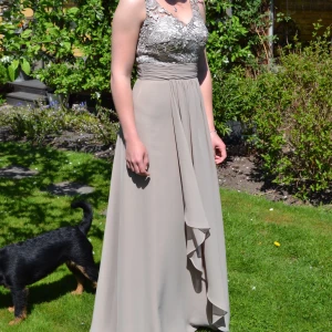 Balklänning xs  - Balklänning, inköpt för 2700kr. Storlek xs. Bra kvalitet, använd en gång. Jag är 163cm lång. Frakt tillkommer 