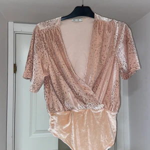 Body  - Snygg body med glitter på från nelly! 