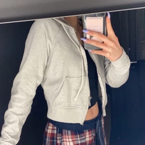 Zip Hoodie  - En grå lite kortare zip Hoodie, inte använt på länge så därför säljer jag den! Hör av er för mer bilder