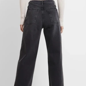 Topshop jeans - Så fina jeans som jag säljer pga för korta! Skulle tro att de passar bäst på personer runt 160-167 om man vill byxorna ska vara till fötterna💚 perfekt skick! Skriv privat för fler bilder på mina byxor, första två är lånade (men samma modell som jag har såklart!) SÅLDA🚫MEN SÄLJER LIKNANDE NU!