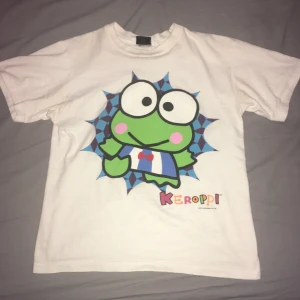 Vit t-shirt med Grodan keroppi från sanrio på. - Storlek s-m i fint skick köpt på beyondretro för något år sedan 🚘  möts i centrala stockholm eller så fraktar mot fraktkostnad som bör ligga på 42-50kr 