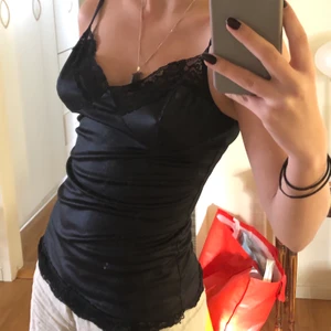 Linne  - Säljer mitt fina linne med spets, då det aldrig kommer till användning! Passar mig som vanligtvis är i S men banden är ganska långa så behöver knyta upp dom. Linnet är även stretchigt så jag skulle säga att det absolut passar större storlekar också!