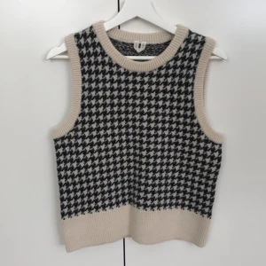 Armed Vest - Vest från Arket i väldigt bra skicka, tyvärr kommer den inte till andvändning. Storlek M men passar även S och XS beroende på hur oversized man vill att den ska vara.