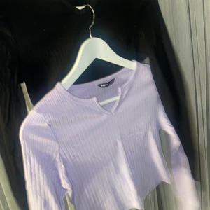 Tröjor från shein - Två stycken ribbade långärmade tröjor med en ”v klippning” från shein, de är helt oanvända då de var för små för mig. 60kr/styck storlek M men skulle säga att de är mer en S. Paketpris för båda kan fixas även fler bilder! 💛