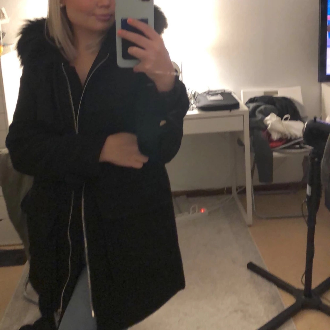 Svart kappa med luva