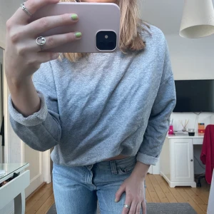 Grå tröja från pull&bear - Skitsnygg grå tröja från pull&bear som passar till allt! Storlek S.