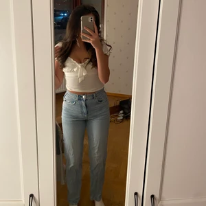 Supersnygga gina jeans!!  - Säljer dessa sjukt snygga jeans från Gina då jag inte finner någon användning för dom, nypris 599. Jag är 172 lång✨✨