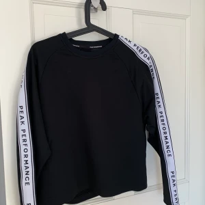 Peak Performance Tröja - En nästintill helt oandvänd peak performance tröja!! Säljer den för att den inte kom till andvändning. Kostar 1000kr som ny, MEN säljer för 200kr