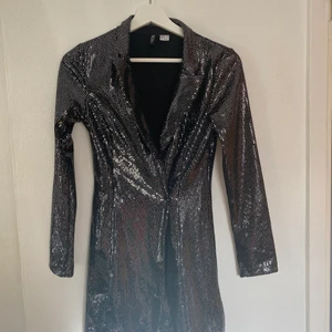 H&M klänning - Knappt använd glittrig klänning i st XS från H&M