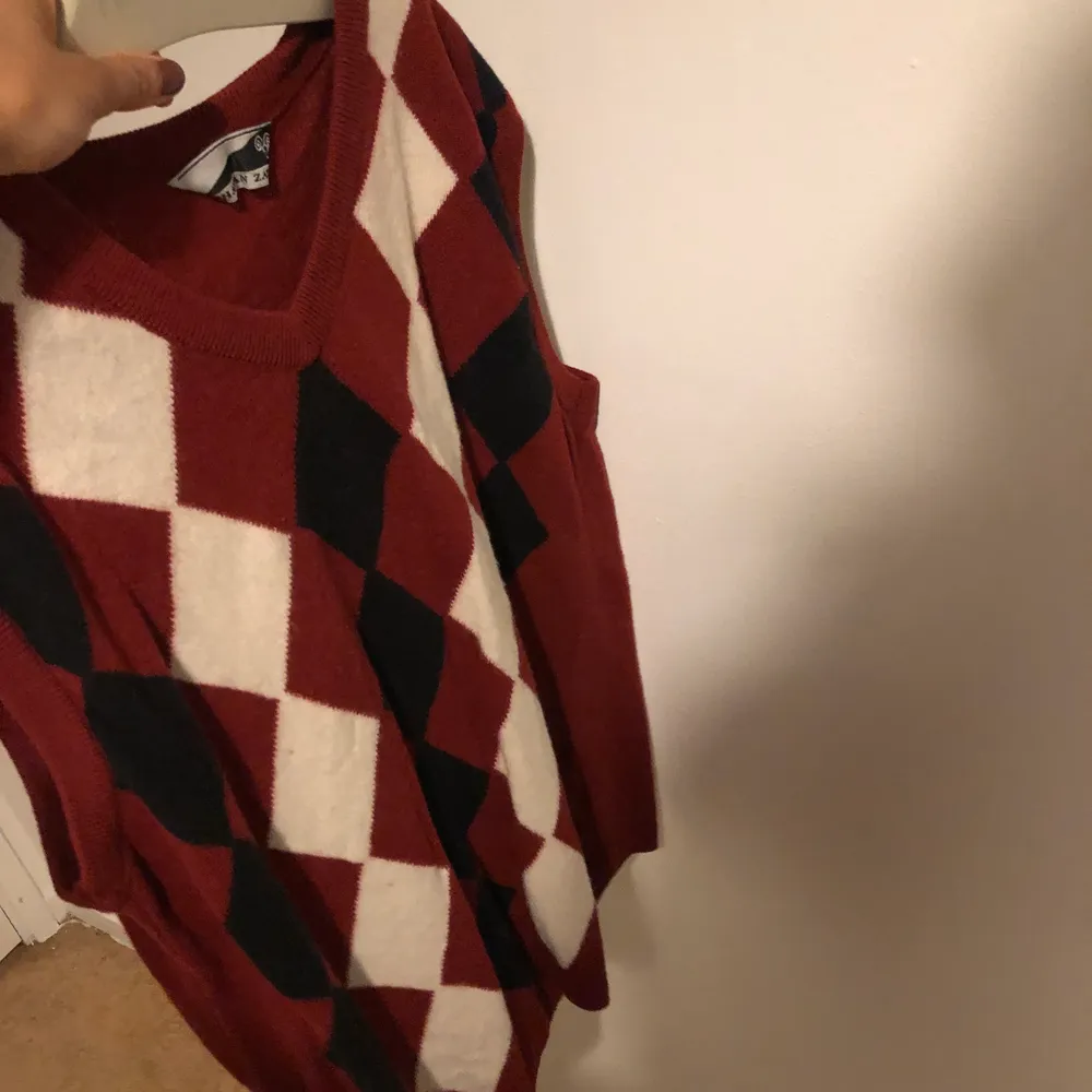 Riktigt skön och snygg! Sitter oversized. Frakt tillkommer, pris kan diskuteras . Neuletakit & Villapaidat.