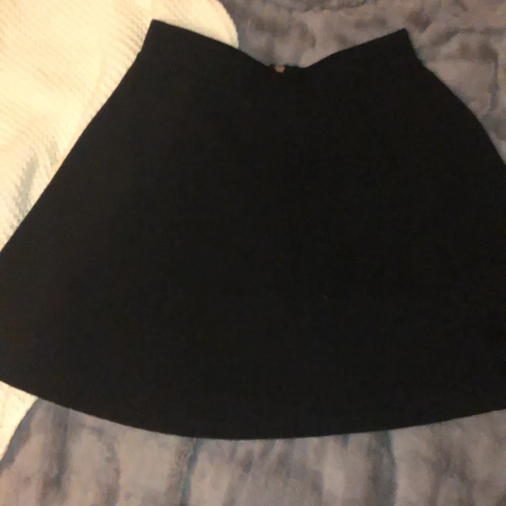Svart kjol från H&M strl S. Fint skick, endast använd 2 gånger 🖤. Kjolar.