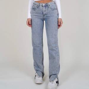 Blåa jeans från Venderby’s med slit längst ned, säljer för att de inte passar mig💖 De är helt nya och har prislappen kvar. ❗️Obs tredje bilden är lånad❗️ Buda i kommentarerna eller privat, budet ligger just nu på 420💓