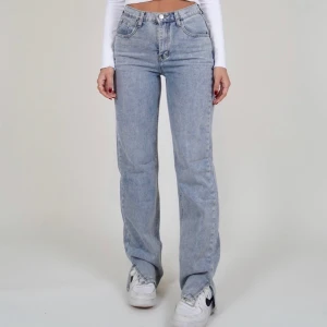 VENDERBY’S LEXI JEANS - Blåa jeans från Venderby’s med slit längst ned, säljer för att de inte passar mig💖 De är helt nya och har prislappen kvar. ❗️Obs tredje bilden är lånad❗️ Buda i kommentarerna eller privat, budet ligger just nu på 420💓