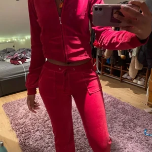 Juicy dress  - Helt nya men dom va för små för mig som har vanligtvis Storlek M.  Passar ngn me s och xs.