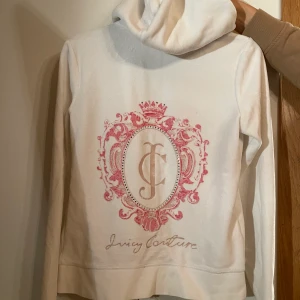 Tröja - Säljer denna fina tröja som är från Juicy Counture som har ett superfint tryck på baksidan. Tröjan är i ett tunnare material och är i storlek M men skulle säga att den passar bra på en S också.