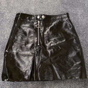 Skinnkjol H&M strl36 - Passar storlek S och M, går att spänna vid knapparna om man skulle vilja. Använd 1 eller 2 gånger. 