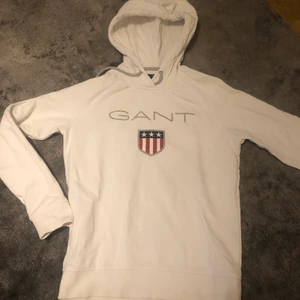Gant hoodie  - Snygg Gant hoodie som har blivit för liten. Ser helt ny ut. 